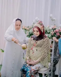 Potret 7 Bulanan Kehamilan Kedua Thisia Halijam Adik Ipar Mantan Suami Ussy Sulistiawaty - Digelar Mewah