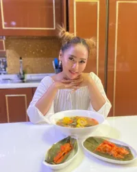 Potret 7 Pedangdut Sajikan Makanan Untuk Suaminya, Menu Sederhana Namun Lezat & Bikin Ketagihan