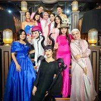Potret 9 Geng Artis Indonesia yang Hits Banget, Arisan Pakai Kostum Unik - Liburan Bareng ke Luar Negeri