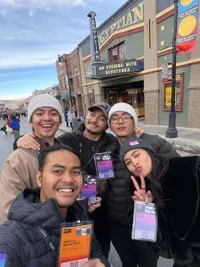 Potret  Aktor Bryan Domani Salat di Bandara yang Curi Perhatian