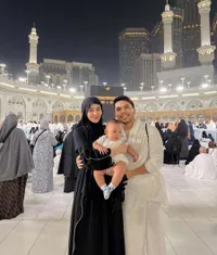 Potret Aaliyah Massaid dan Thariq Halilintar Ajak Baby Arash Umrah Pertama Kali, Ungkap Syukur