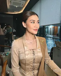 Potret Aaliyah Massaid di Acara Tedak Siten Azura Anak Aurel-Atta, Cantik Berkebaya - Serasi Dengan Haji Thariq Halilintar