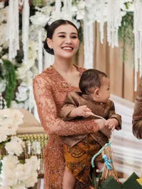 Potret Aaliyah Massaid di Tedak Siten Baby Arash, Cantik Keibuan