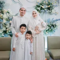 Potret Acara Tasyakuran Akikah Anak Pertama Alvin Faiz - Henny Rahman, Cantik dan Kalem Bernuansa Serba Putih Biru