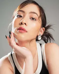 Potret Cantik Adhisty Zara Bergaya Glam Look, Usia 20an Tapi Wajah Tetap Cocok Jadi Anak SMA