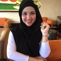 Potret Adilla, Istri Cantik Indra Bekti Yang Tegar dan Setia