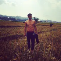 Potret Aham Sharma Saat Syuting Film Barunya, Dingin dan Seru!