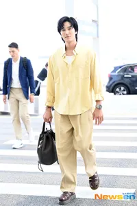 Potret Ahn Bo Hyun di Bandara Menuju Indonesia, yang Pakai Kemeja Kuning Lengan Digulung Jangan Sampai Lepas
