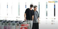 Potret Ahn Hyo Seop di Bandara Berangkat ke Indonesia, Gayanya Kayak di Rumah Aja