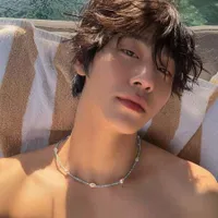 5 Potret Ahn Hyo Seop Tiba-Tiba Liburan ke Bali, Makan Mie Goreng Khas Indonesia di Atas Perahu