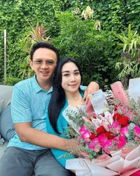 Potret Ahok Rayakan Ultah ke-28 Puput Nastiti, Beri Bunga dan Kue - Ucapannya Romantis Abis