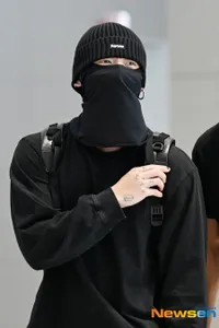 Potret Airport Fashion Unik Jungkook BTS, Berangkat ke LA Bareng V