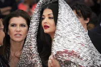 Potret Aishwarya Rai di Cannes 2023, Gaun Disebut Aneh - Panen Cibiran Netizen India