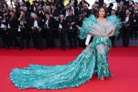 Potret Aishwarya Rai Tampil Bak Burung Merak Karnaval di Cannes, Panen Kritikan di India - Bakal Operasi Tangan 