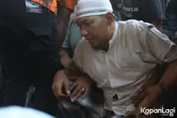 Potret Ajie Suami Mpok Alpa Menangis di Samping Makam Istri, Rina Nose Ikut Terharu