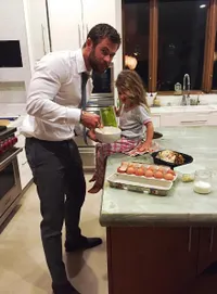 Potret Akrab Para Ayah Artis Hollywood dan Anaknya, Cute Banget!