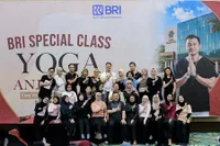 Potret Aksi Anjasmara Jadi Instruktur Yoga, Diikuti Puluhan Peserta - Diakhiri dengan Foto Bareng