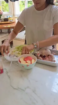 Potret Aksi Dian Sastrowardoyo Masak Sup Ayam Pakai Apel, Coba Resep Baru - Ternyata Enak