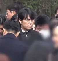 Potret Aktor Korea Antar Jenazah Lee Sun Kyun ke Tempat Peristirahatan Terakhir, Ada Kim Nam Gil Hingga Kim Dong Wook