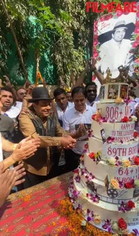 Potret Aktor Legendaris Bollywood Dharmendra Rayakan Ultah ke-89 Bareng Fans, Dapat Ucapan Mesra dari Istri Kedua