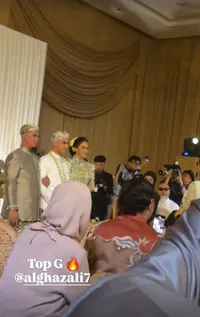 Potret Al Ghazali Didampingi Maia Estianty dan Ahmad Dhani Menuju Meja Akad Nikah, Penuh Senyum Bahagia