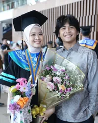 Potret Alca Octaviani Wisuda S2, Bintang Emon Tak Minder Meski Gelar Istrinya Lebih Tinggi