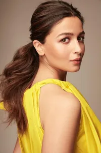 Potret Alia Bhatt dengan Outfit Kuning, Bumil Makin Fresh dan Cantik - Aura Memikat