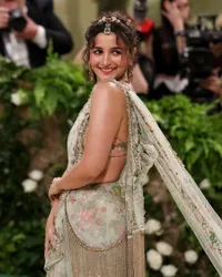 Potret Alia Bhatt di MET Gala 2024, Tampil Memesona dengan Sari Penuh Bunga yang Dibuat Selama 1905 Jam
