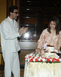 Potret Alia Bhatt Rayakan Pra-Ultah Bareng Wartawan, Dikerjain Ranbir Kapoor yang Usil Banget