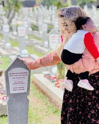 Potret Aliya Rajasa Bawa Baby Alisha Ziarah ke Makam Ani Yudhoyono, Netizen Salfok Dengan Wajah Sang Anak Yang Mirip Mendiang Neneknya