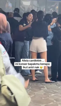 Potret Alleia Anak Ariel NOAH Tetap Ikut Antre Nonton Konser Ayahnya Sendiri, Interaksi Keduanya di Backstage Bikin Gemas