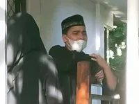 Potret Alvin Faiz Saat Menanti Jenazah Ameer Azzikra Sang Adik Tercinta, Mata Sembab Menangis - Tatapan Terlihat Kosong