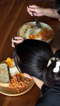 Potret Amanda Rawles Masak Sarapan Pagi Sehat Buat Suami Tercinta