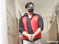 Potret Ammar Zoni Menangis Dituntut 1 Tahun Penjara Atas Kasus Narkoba, Tak Ditemani Irish Bella - Peluk Adik