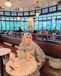 Potret Amy Qanita, Ibunda Raffi Ahmad yang Dikenal Dekat dengan Anak dan Menantunya