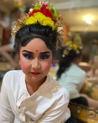 Potret Anak Happy Salma Pintar Menari Bali di Acara Adat Sang Ayah, Sengaja Dikenalkan ke Budaya Sejak Dini