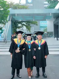 Potret Anang, Ashanty, dan Azriel Hermansyah Wisuda Bareng di Unair, Kompak Pakai Toga