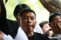 Potret Anang Hermansyah Menangis di Pemakaman Bunda Iffet, Kenang Peran Besar Mendiang dalam Kariernya