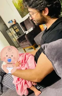 Potret Anaya Anak Shaheer Sheikh dan Ruchikaa Kapoor, Habis Cukur Rambut - Wajah Masih Disembunyikan