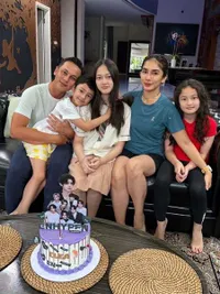 7 Potret Andhika Pratama dan Ussy Sulistiawaty Rayakan Ultah Elea ke-13 dengan Sederhana, Kuenya Tema Enhypen