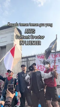 Potret Andovi da Lopez dan Jovial da Lopez Orasi depan Gedung DPR, Bawa Bendera One Piece