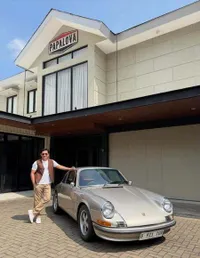 Potret Andre Taulany Mejeng Bareng Mobil Klasik Porsche, Jadul Tapi Ganteng