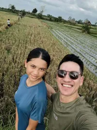 Potret Andrew White Ajak Anak Perempuannya ke Sawah, Menikmati Walau dengan Sedikit Komplain