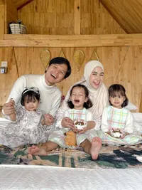 7 Potret Anisa Rahma dan Anandito Dwis Rayakan Ultah Anak Kembarnya, Ajak Staycation - Tingkahnya Menggemaskan