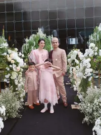 Potret Anissa Aziza di Pernikahan Adik Raditya Dika, Tampil Kompak Serba Pink Sekeluarga