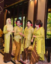 Potret Annisa Pohan Cantik Berkebaya Bersama Melati Putri Pertiwi, Aura Ibu Pejabat Anggun Banget
