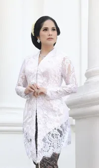 Potret Annisa Pohan Tampil Cantik Berkebaya Putih di Hari Kebaya Nasional, Aura Anggunnya Terpancar Nyata