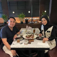 Potret Anniversary Dinner Poppy Bunga dan Sang Suami, Harmonis Serta Semakin Mesra Sudah Menjalani 9 Tahun Pernikahan