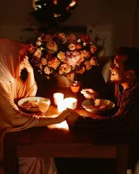 Potret Anniversary Pertama Dian Pelangi - Sandy Nasution, Romantis walau Hanya Makan Mie Goreng dan Pakai Daster