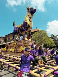 7 Potret Antonio Blanco Jr Ikuti Upacara Pelebon, Jaga Adat dan Tradisi Bali